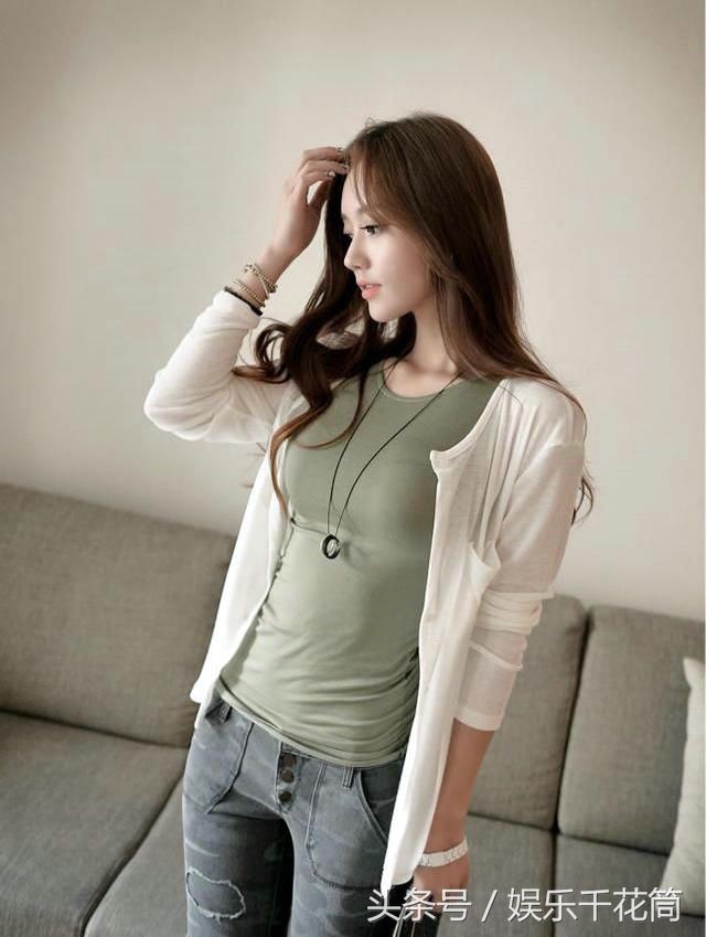 模特长发披肩尽显优雅魅力，装着打扮不用花心思也能很美