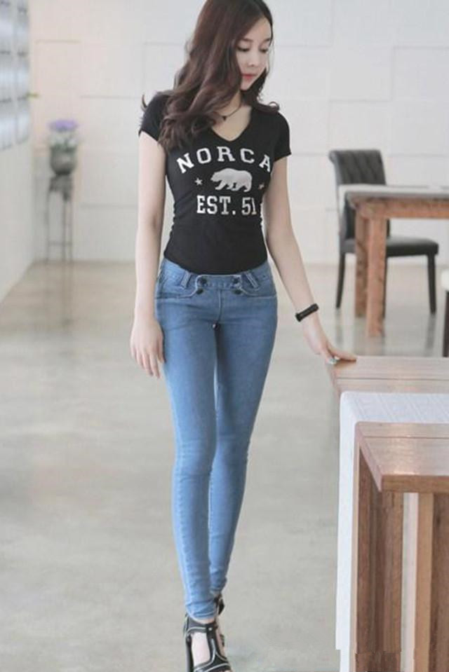 紧身牛仔裤优雅时尚，简洁又百搭，特别有气场也很个性！