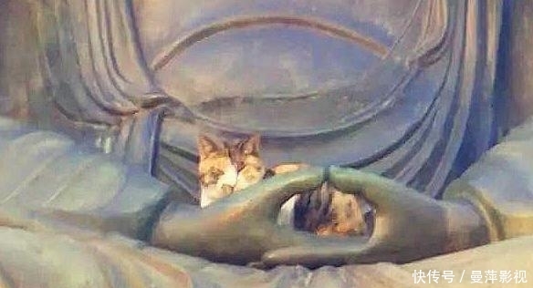 游客给佛像拍照，却拍到了这样一幕，网友：佛祖原来也好这一口！