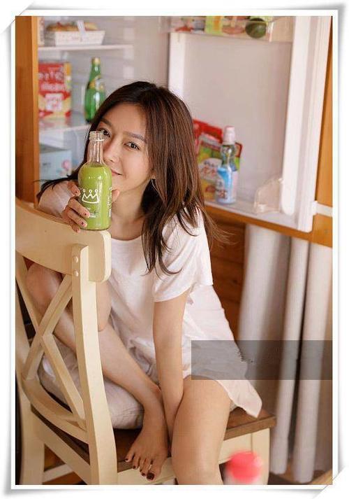 看了秦岚的睡裙，再看看杨颖，才知道清新与妩媚的差距有多大！