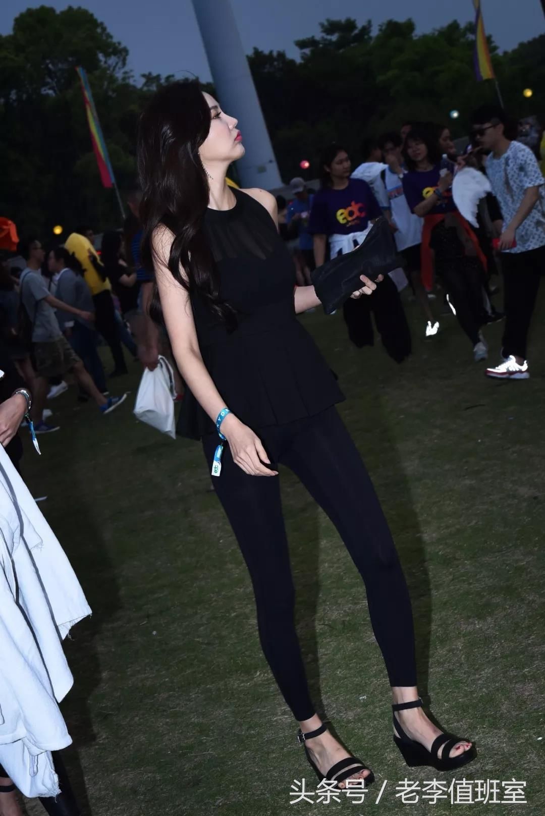 街拍:身材苗条在草坪上的性感妩媚美女