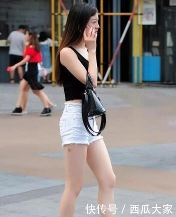 『美女』街拍美女时尚,身材好就是让人开心,回头率很高