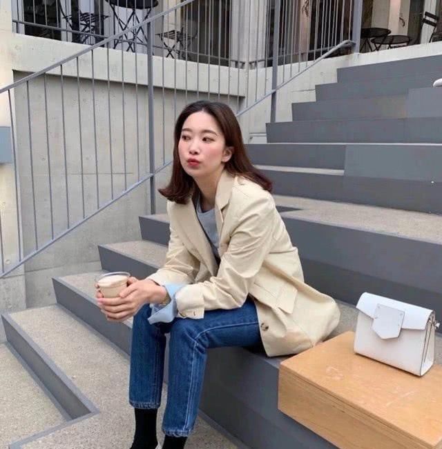  身上的穿搭：彻底和小白鞋说再见吧,今年这几款“淑女鞋”聪明的人早就穿上了