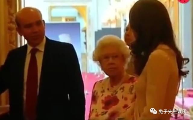 羡慕，女王陛下竟然这么宠爱孙媳，和凯特王妃一起选婚纱礼服！