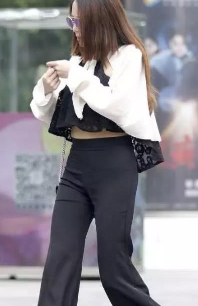 美女姐姐的时尚穿衣风格！惊呆路人！白加黑的搭配好完美 网友：