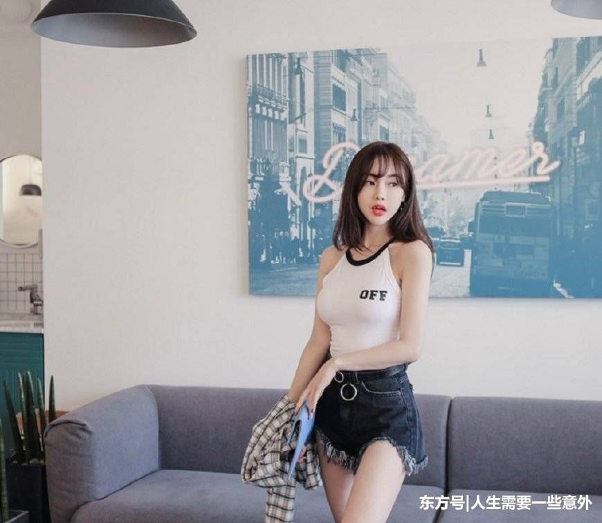 娇俏明媚的气质美女，精致穿搭显动感柔媚，好身材让女人都羡慕!