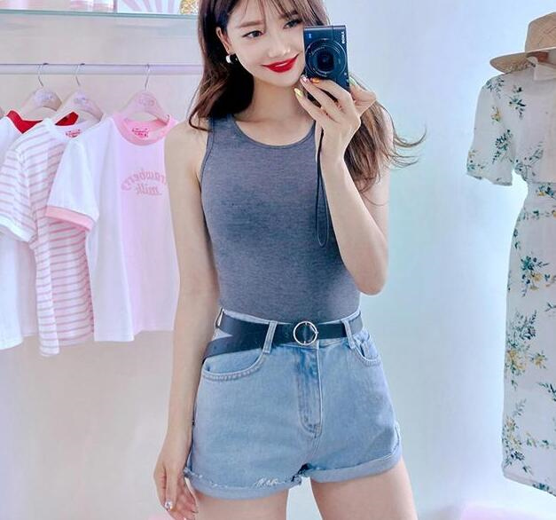 时尚街拍:甜美温婉的牛仔裤美女,彰显女人的生活姿态!