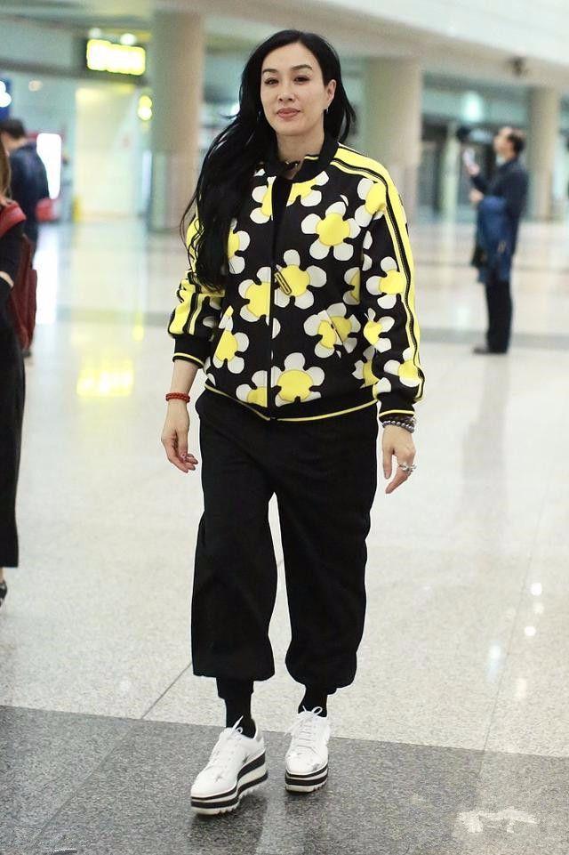 钟丽缇够了，运动裤都穿成紧身款了！网友：鞋子才是万年不变款！