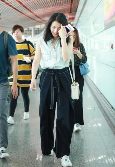 戚薇这身造型很有特色，这么长的裤子，感觉像给机场在拖地！