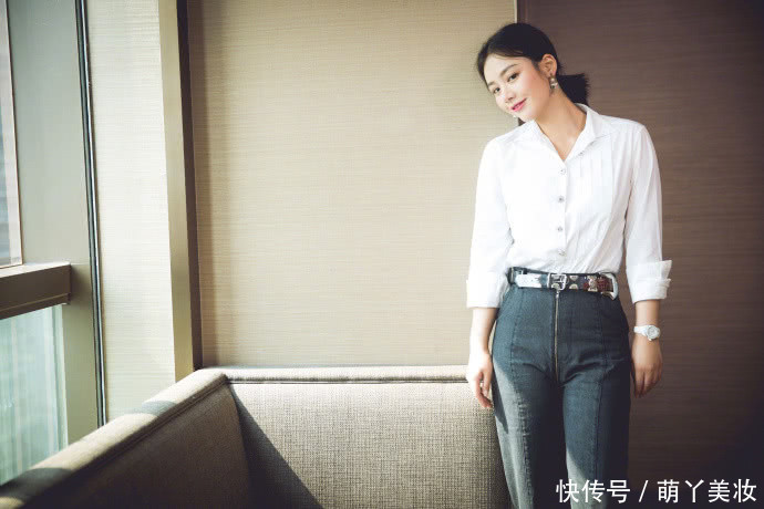 马思纯嫌牛仔裤太窄,故意把裤脚剪开叉,不仅不丑还显高10cm!