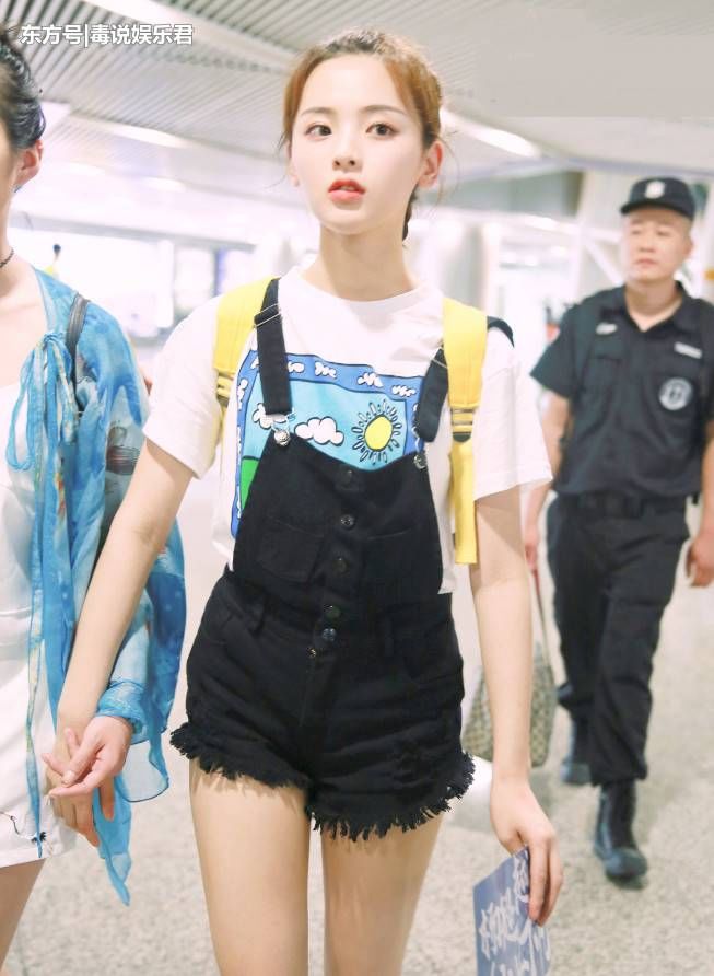 杨超越穿公主裙土掉渣，第一次见抹胸裙+黑t，很钢铁直男了!