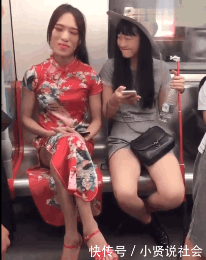 地铁上一旗袍“美女”卖萌, 旁边的妹子被迷住了, 网友: 不尴尬吗