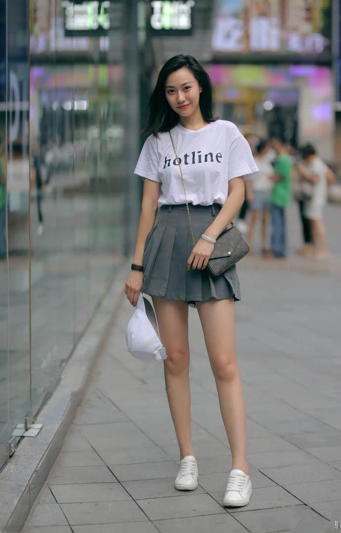 街拍：美女吊带配牛仔裤嫩炸天，网友：只有18岁吧！