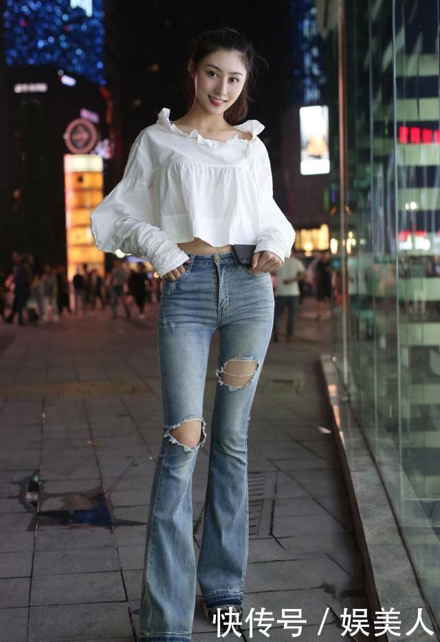 「印花」路人街拍,姑娘特清新,穿字母印花小背心,很甜美