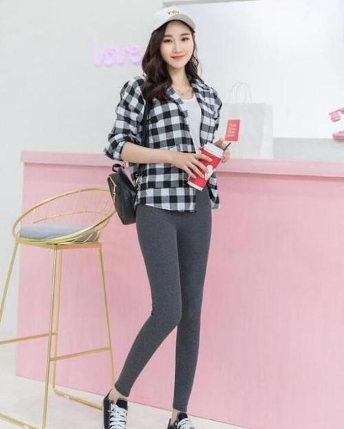 打底裤显现的美女身段优雅，突显的时尚又有气质！