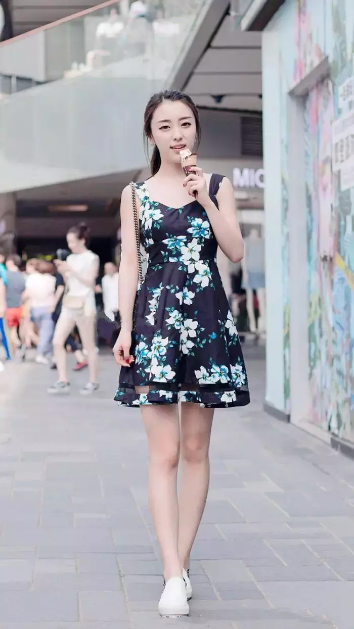 路人街拍，白色短袖搭配修身牛仔裤，突显好身材，带来不一样的美