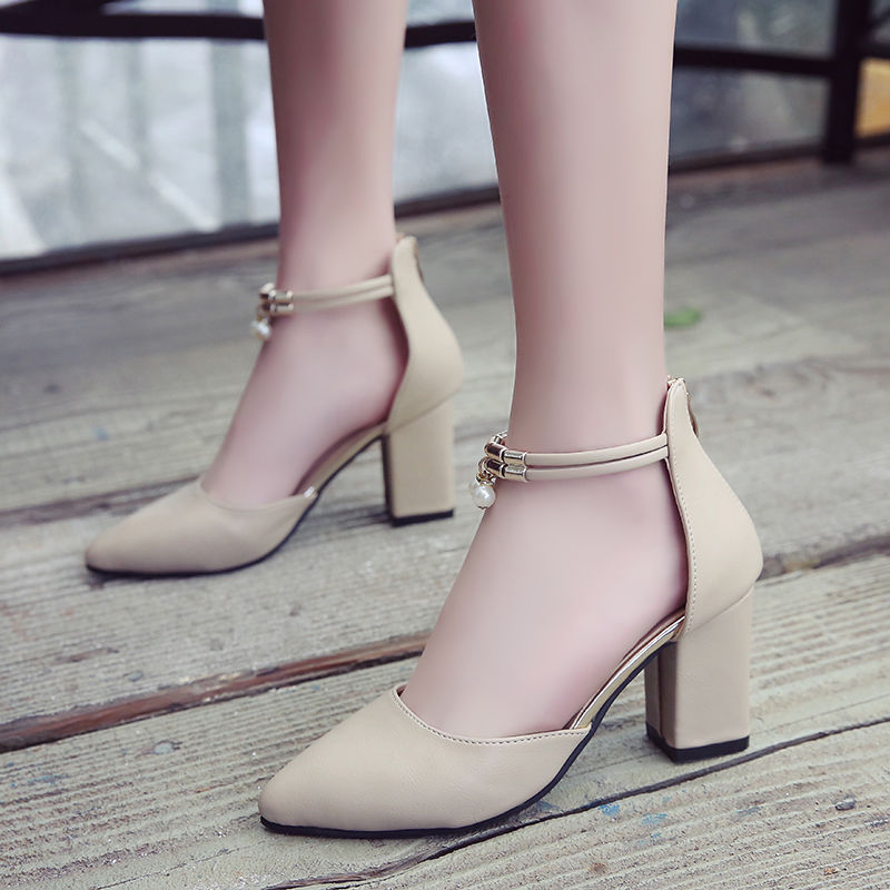 女生穿上这样的高跟凉鞋，女生秒变女王，做个走路带风的女人