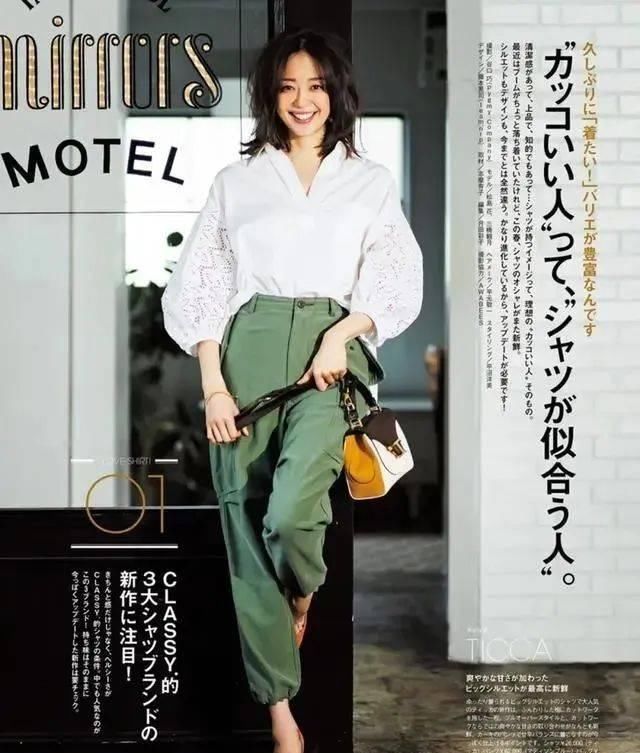 『简单的白衬』可以白衬穿漂亮的女孩,一定很时尚潮流