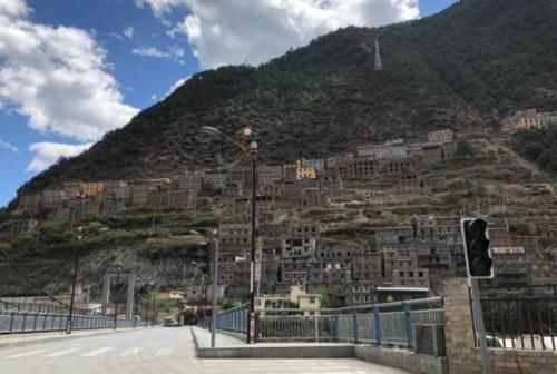 中国“很独特”的小县,建在悬崖上,全县就一条道,掉头都难