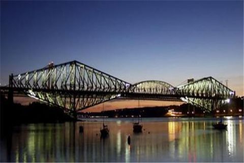 突然传来一声巨响！近2万吨钢材倒塌，75名工人遇难