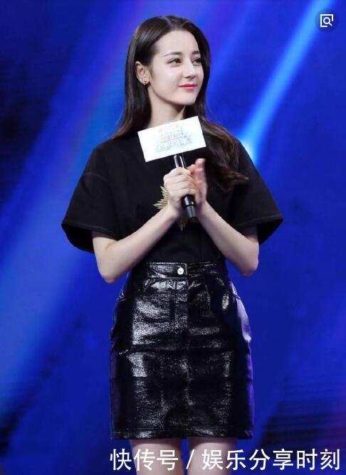 迪丽热巴孟美岐同穿破洞裤，网友们：无法直视差距太大