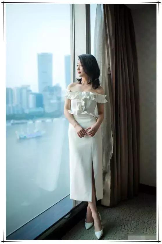 38岁殷桃为扮美，穿开叉裙秀香肩，网友：点到为止的性感恰到好处