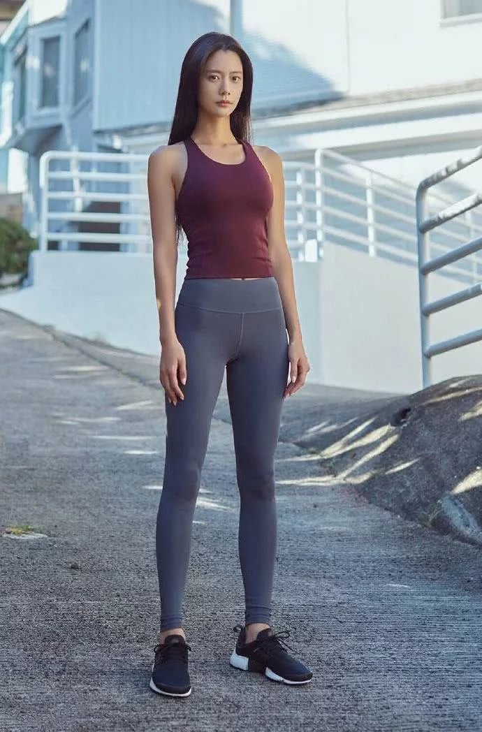 紧身打底裤对于身材好的小姐姐来说，穿上身之后，好身材立马就呈