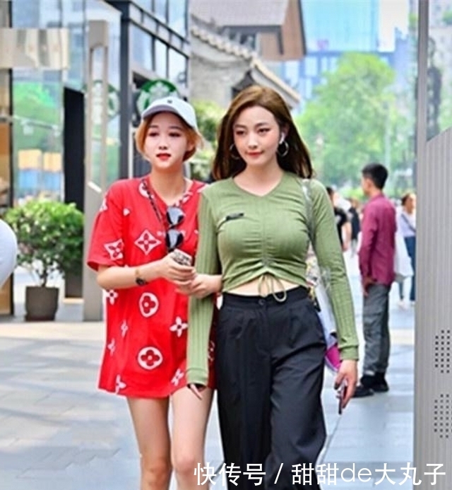  『显得』路人街拍，小姐姐橘色打底裤搭配吊带背心，显得非常绚丽