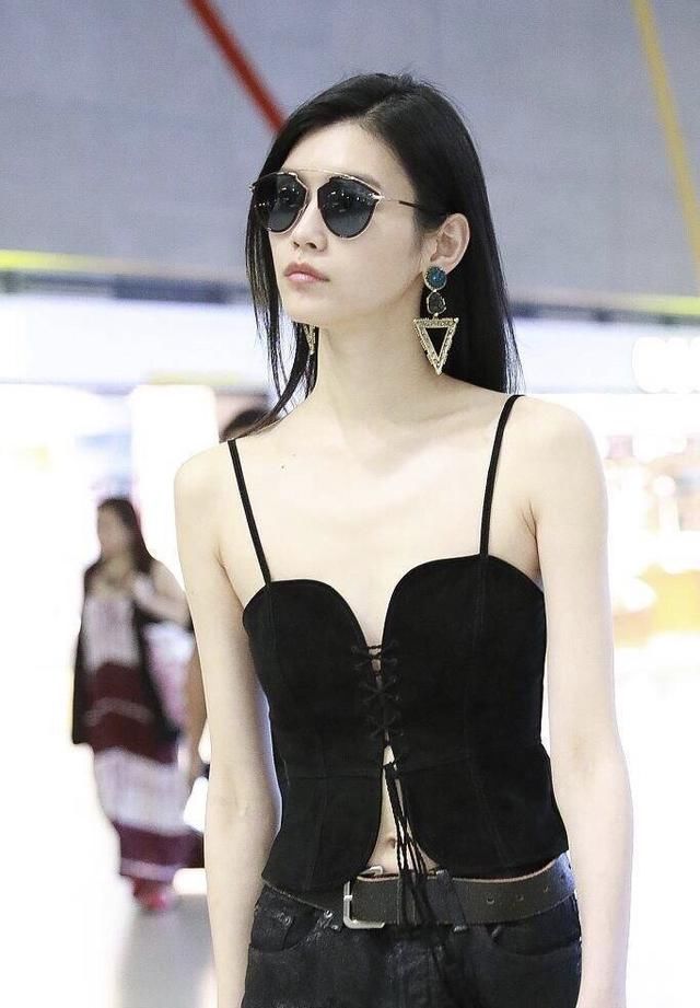 超模奚梦瑶终于瘦了，吊带背心大秀好身材，网友：鞋子是亮点