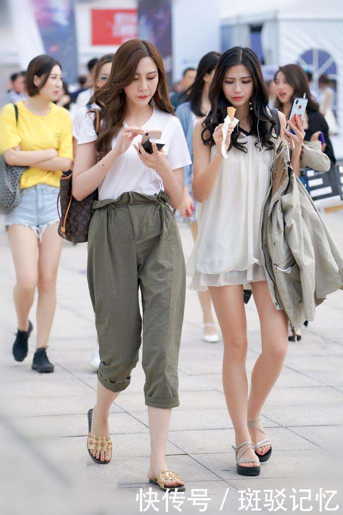 街拍：被穿黑色小短裙配高跟鞋的小姐姐撩到了，真的有气质又漂亮