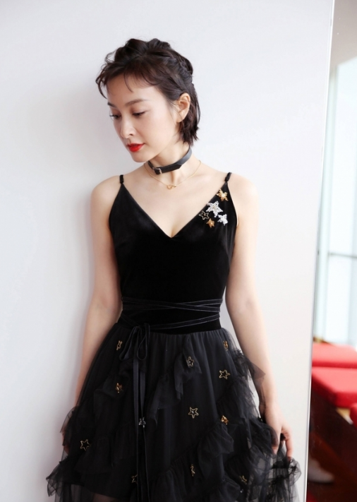 吴昕曾穿过的两件礼服看似平平无奇，但当往下看时，网友们惊呆了