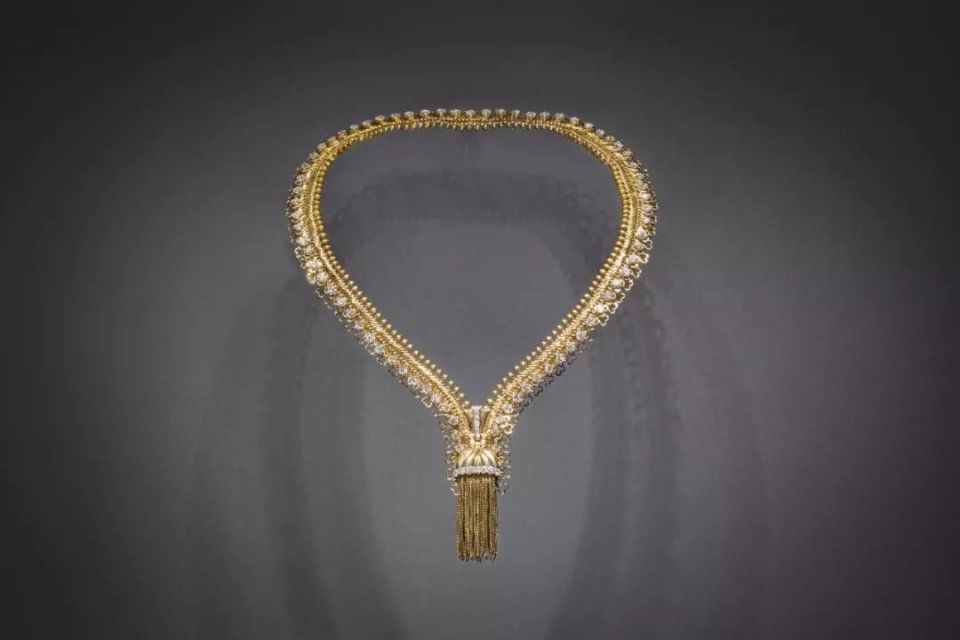 传奇| 八段婚姻和盛世美颜不是重点，她的珠宝才让人大开眼界