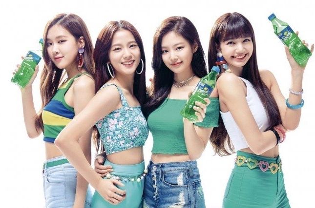 一款饮料掀起绿色海洋风,满屏都是韩国女神,李成敏最迷人