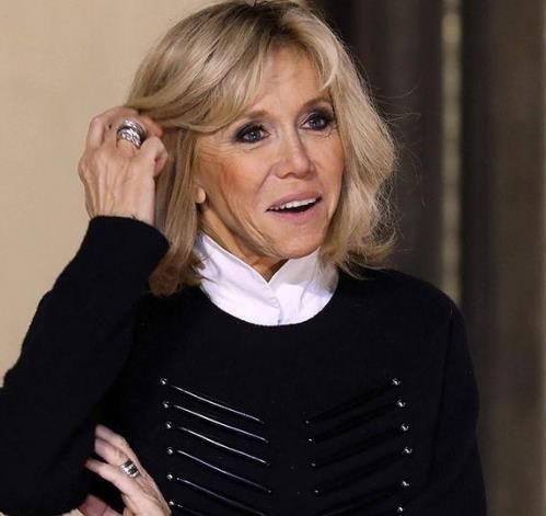 法国第一夫人告别“鸡窝头”，新发型年轻精致，出场惊艳马克龙!