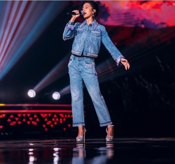 吉克隽逸一身超短皮裙配条纹露脐短衫,穿搭很