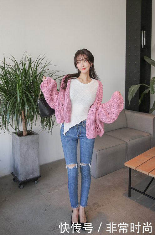 紧身牛仔裤小姐姐纤细腰身和迷人曲线，尽显时尚的韵味！