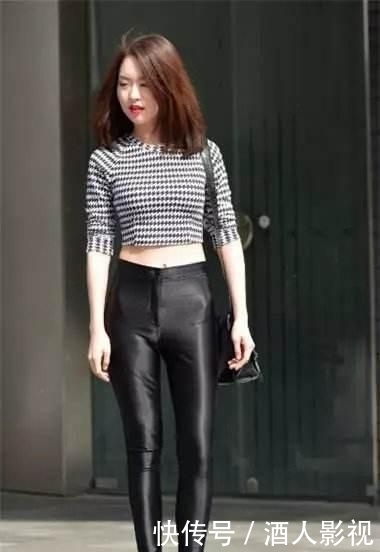  #紧身裤#刚洗完澡的美女穿紧身裤上街，火辣身材，被众人瞩目