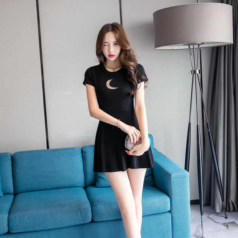 大胸姑娘别自卑,性感丰满是你的资本,穿上低胸裙秀出迷人曲线