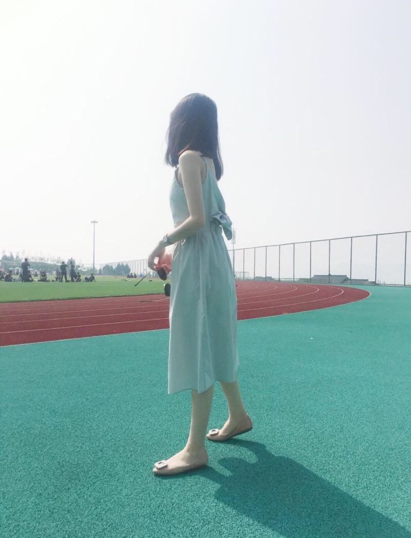 穿衣风格成迷的中年少女