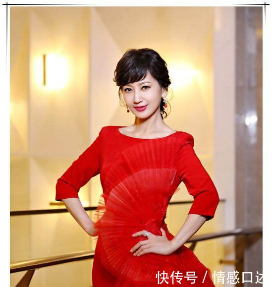 64岁赵雅芝一身搭配尽显优雅气质，然而看到未修图一秒尴尬！