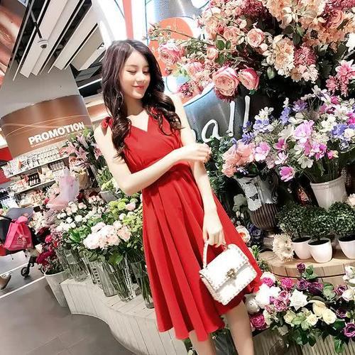 别让懒散束缚品味,名媛连衣裙展现街头百态,这个盛夏要你好看