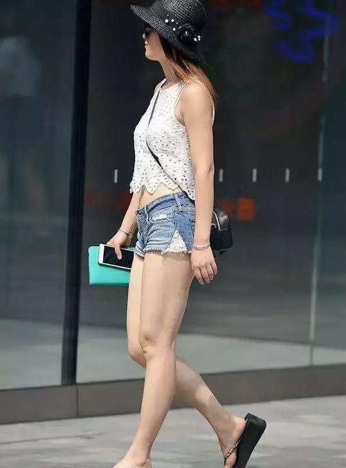 街拍: 那些性感动人的熟女，走路上真的是勾人心魂的风景线