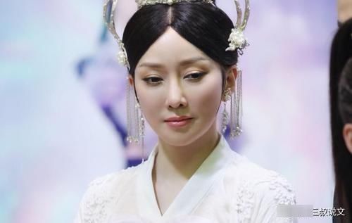  『成龙』盘点几位“姓和名”都改的明星：宋祖儿不姓宋，成龙也不姓成