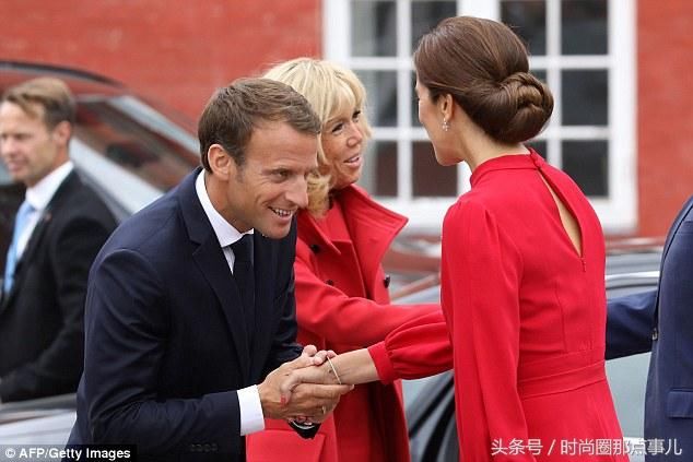 丹麦王储妃与法国第一夫人同框，都穿大红色，网友:年轻真好