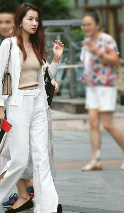  『漂亮』街拍：皮肤白皙的小姐姐、五官精致，长长的秀发很是漂亮