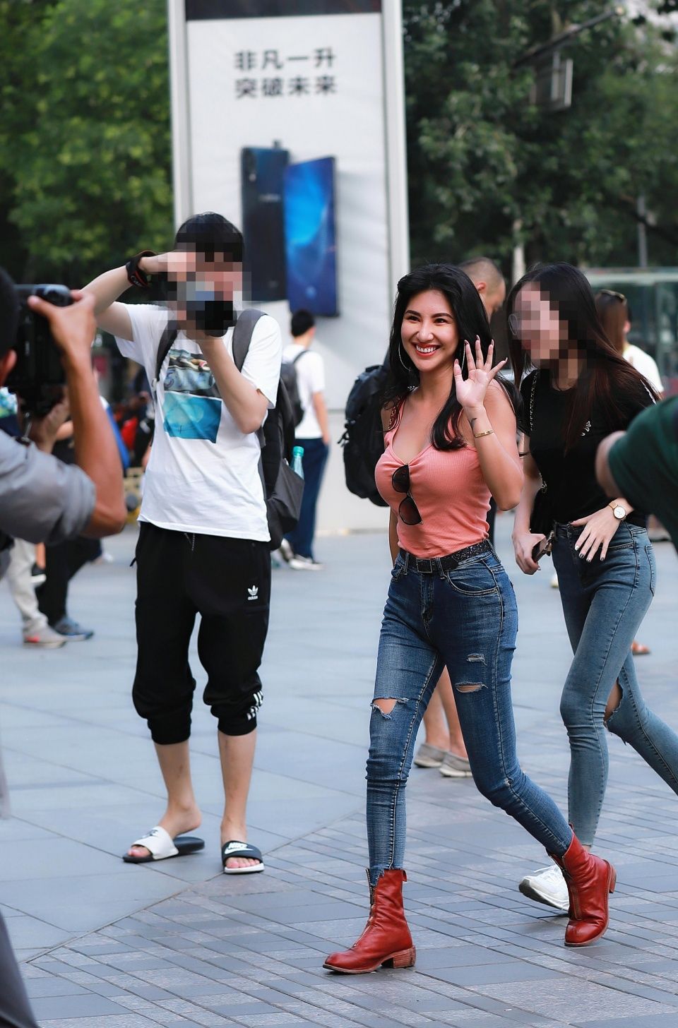 街拍：北京这个地方的时尚美眉真多，穿衣搭配也很有个性