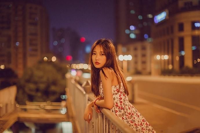 清纯碎花裙美女深夜街拍性感写真图片
