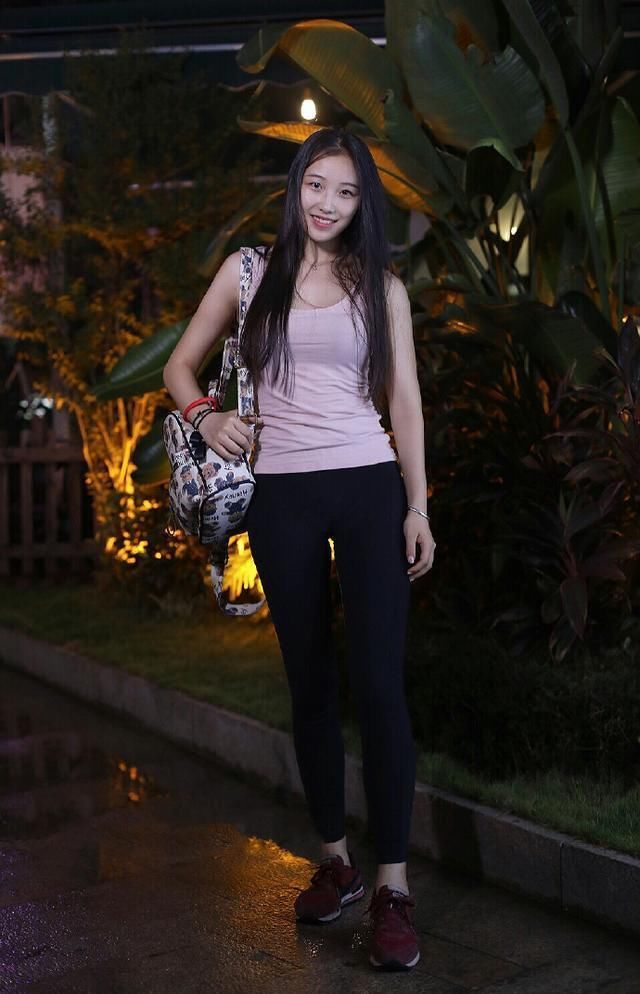 东莞街拍 图1美女姐姐穿衣真清秀，路人的眼光全在她身上 很喜欢