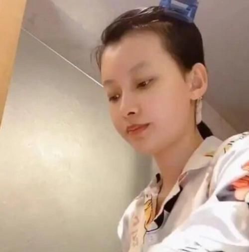  【孩子】26岁的孙怡照顾孩子还忙工作，素颜出镜面容憔悴，妆前妆后差别大
