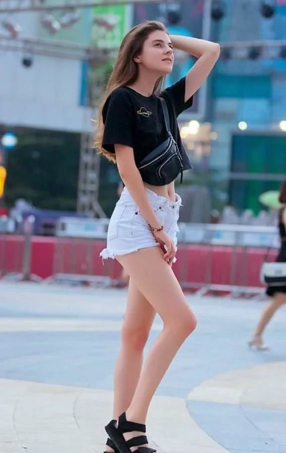 性感小姐姐，身材黑色T恤搭配白色短裤性感动人，吸引了路人的所